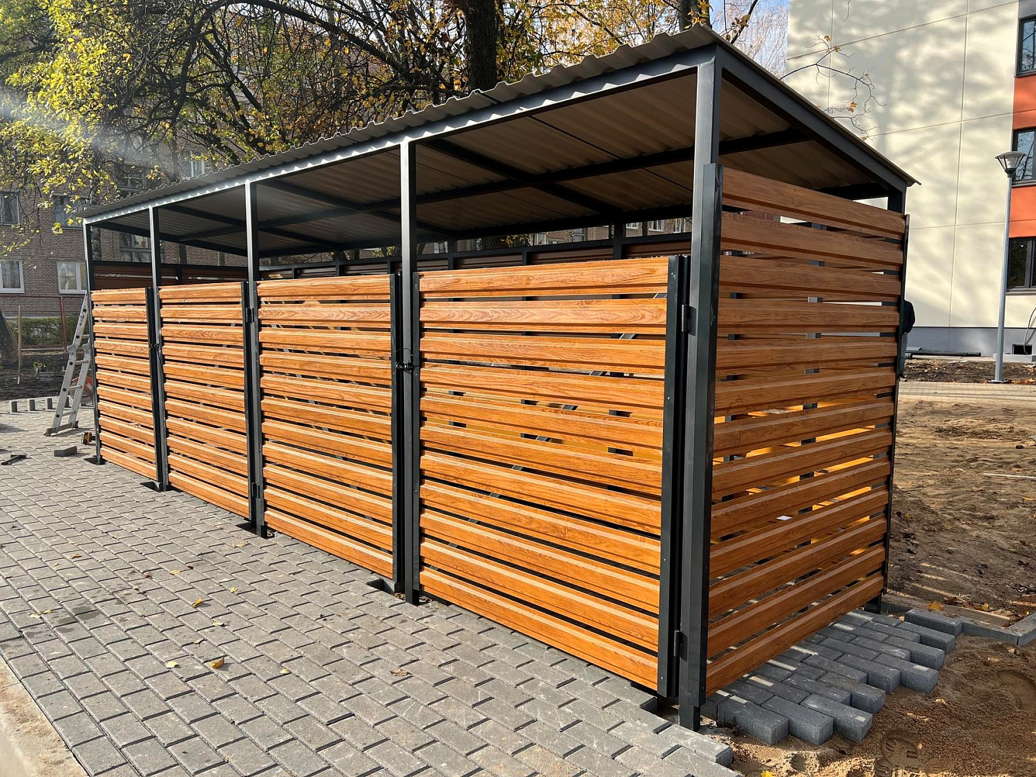 Закрытого типа отделка металлоштакетник под дерево